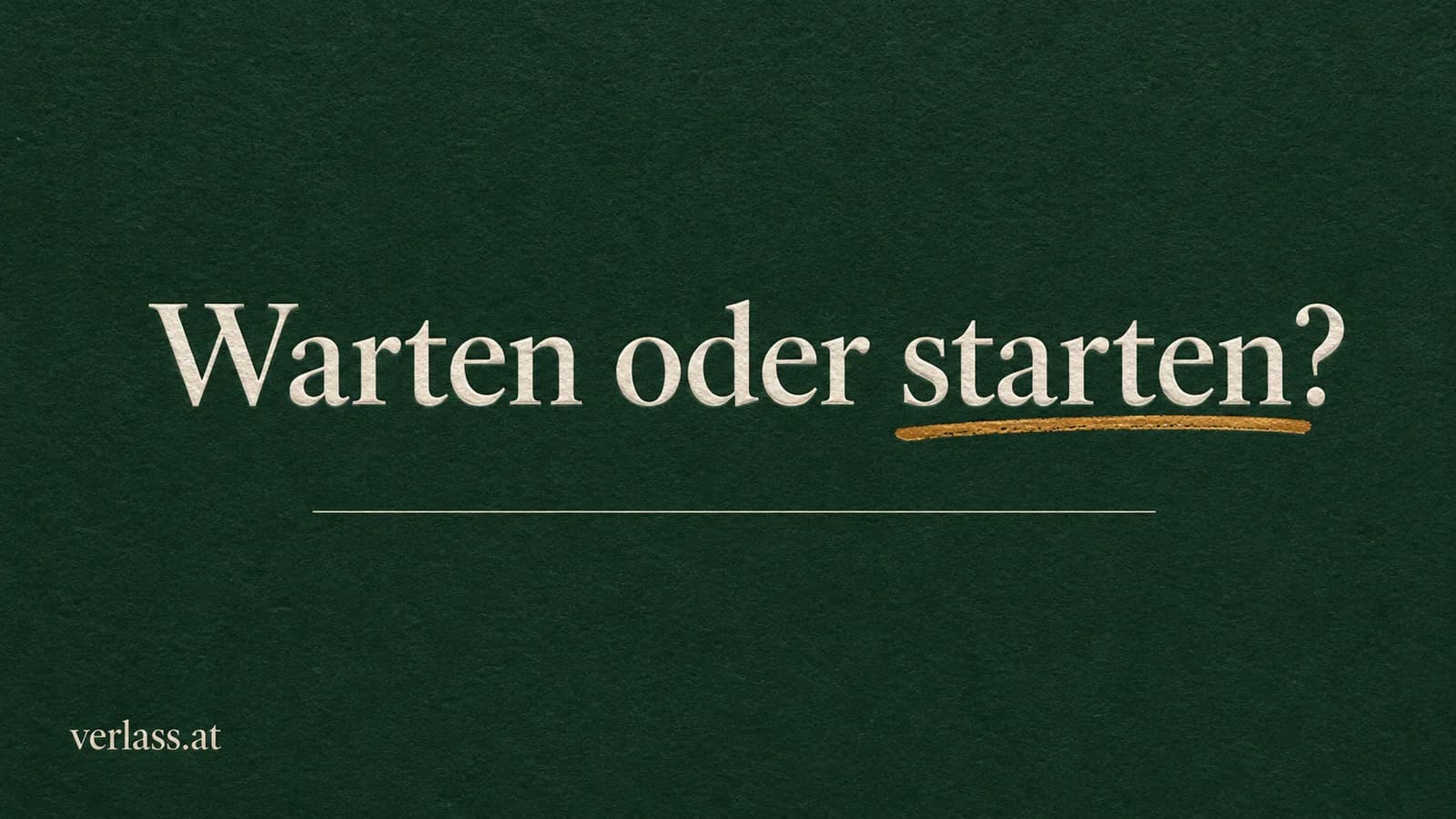 Schriftzug „Warten oder starten?“ auf dunkelgrünem Grund, Markenbild von Verlass zum Thema Förderung
