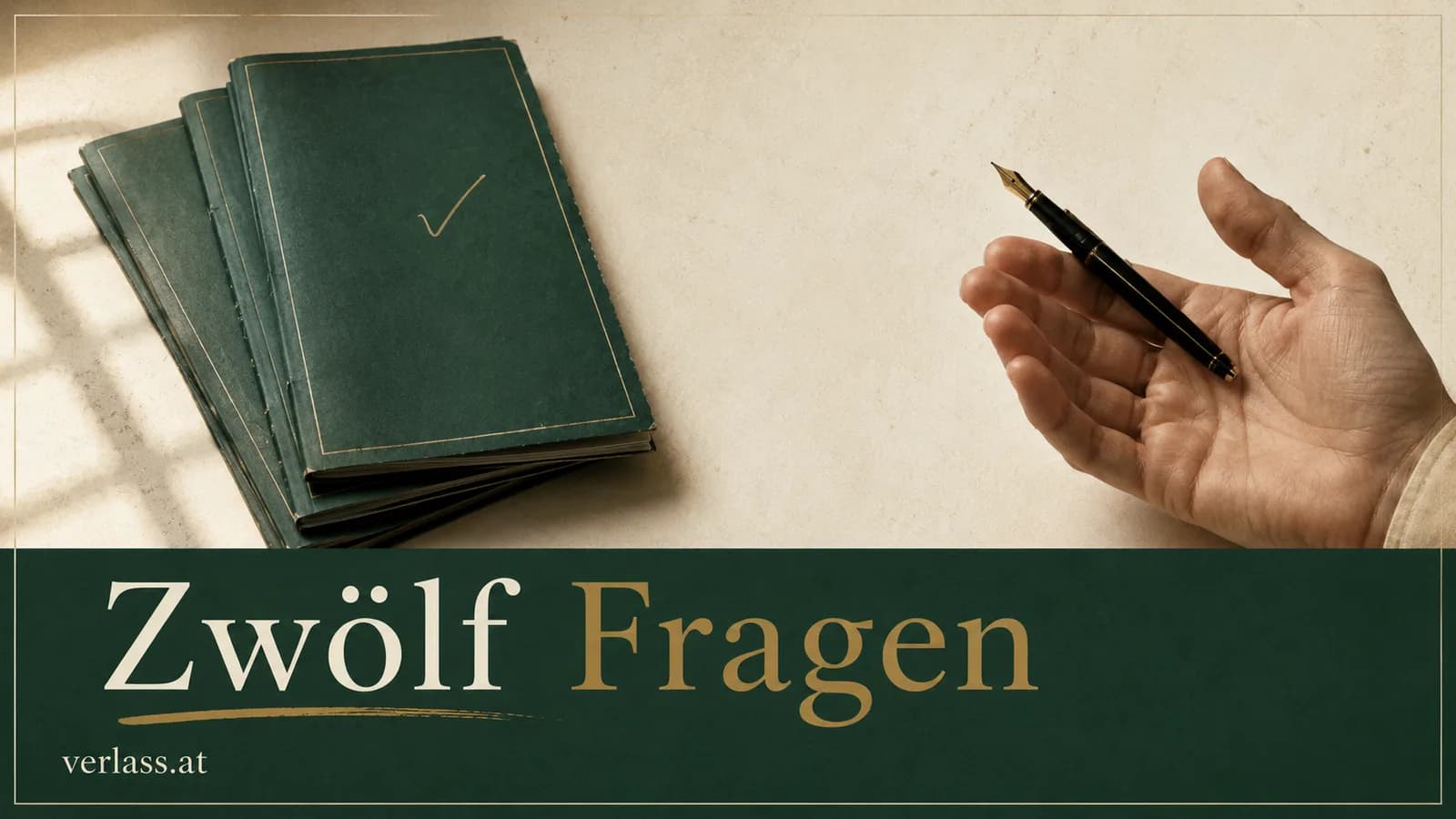 Stapel grüner Angebotsmappen im Streiflicht, daneben eine offene Hand mit Füllfeder und der Schriftzug „Zwölf Fragen“